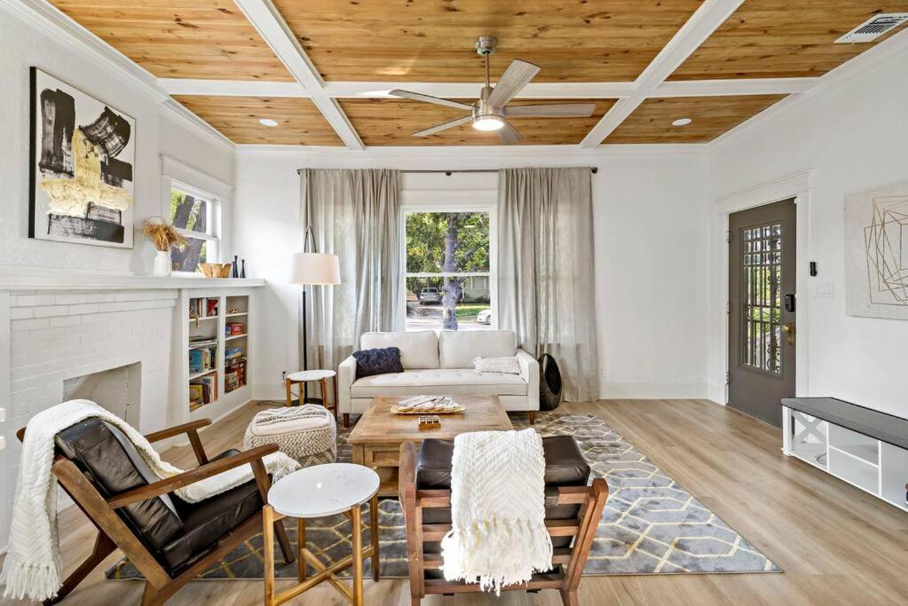 Urban Elegance Retreat Villa Сан Антонио Екстериор снимка